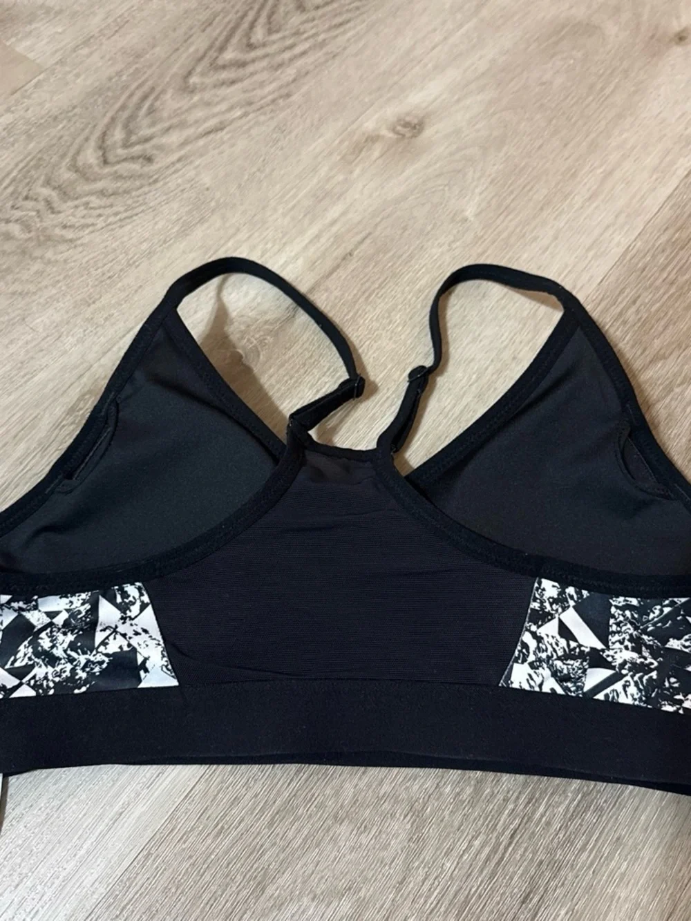 Nike Monochrome Geometric Print Light Support Sports Bra Size (Large in Women’s)
